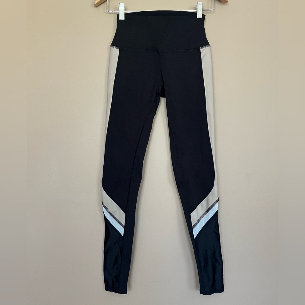{ALO Yoga} Elevate Leggings in Black & Tan - Womens XS